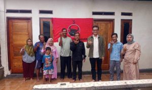 Barhum HS Serahkan Kunci Bedah Rumah Korban Banjir Di Teluknaga Tangerang