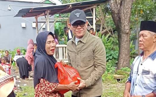 Barhum Hs Berikan Bantuan Sembako Kepada Puluhan Warga Yang Terdampak Banjir