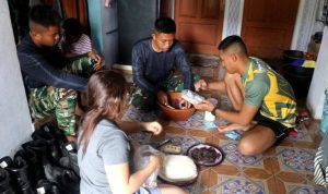 Di Balik Tugas TMMD, Ada Momen Kebersamaan Anggota Satgas dan Ibu Asuh di Dapur Sederhana