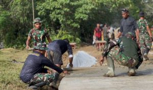 Dan SSK Kapten Inf Firdaus Turun Langsung Bantu Semenisasi Jalan di Kampung Linggang Amer