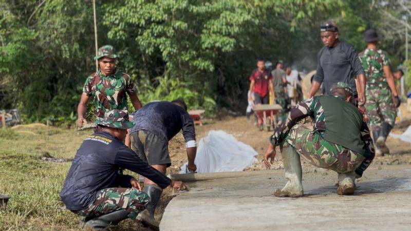 Dan SSK Kapten Inf Firdaus Turun Langsung Bantu Semenisasi Jalan di Kampung Linggang Amer