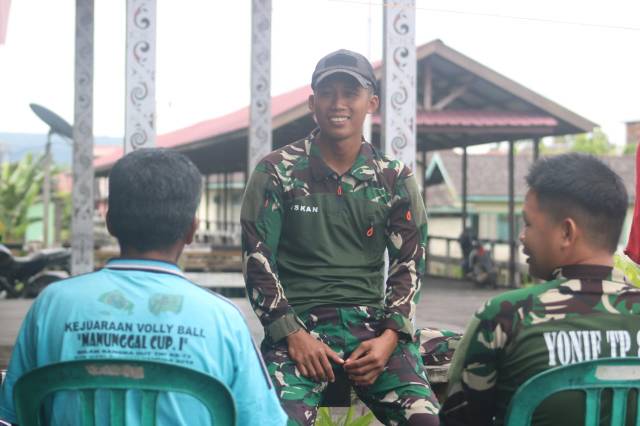 Humanis dan Akrab, Letda Inf Iskan Dwi Wardana Bangun Komsos Bersama Warga Kampung Tering Lama
