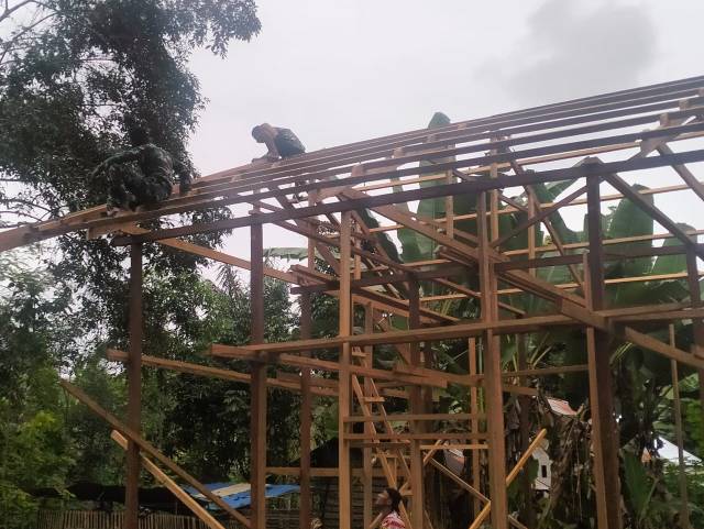 Bulan Puasa Tak Mengurangi Semangat Pengabdian, Satgas TMMD Wiltas Ke-127 Terus Kebut Pengerjaan RTLH