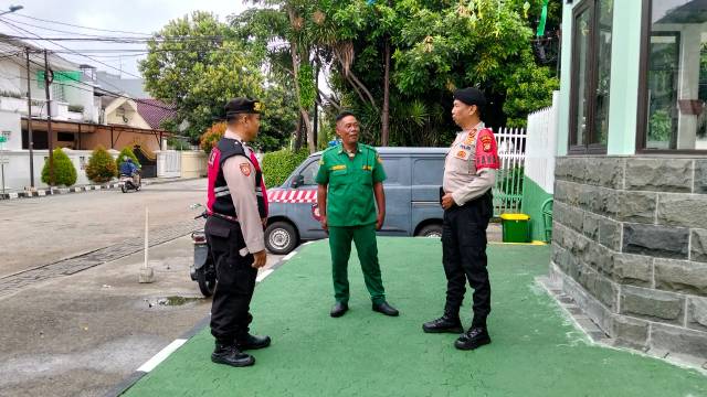 Jaga Keamanan Lingkungan, Polsek Kebon Jeruk Lakukan Patroli Jalan Kaki di Green Garden