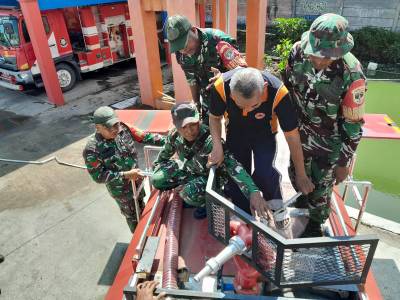 Prajurit Koramil 01/ Teluknaga Kodim 0510/ Tigaraksa Ikuti Latihan Pemandam Kebakaran
