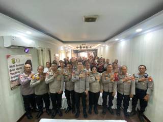 Cegah Pelanggaran, Wakapolres Jakbar Lakukan Pengarahan dan Pemeriksaan Personel