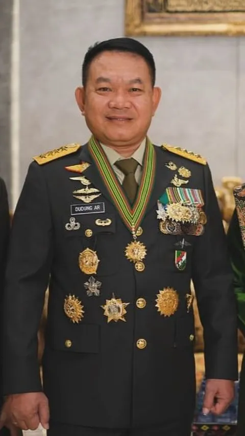 Presiden Prabowo Lantik Jendral ( purn ) Dudung Jadi Kepala Staf Kepresidenan ( KSP )