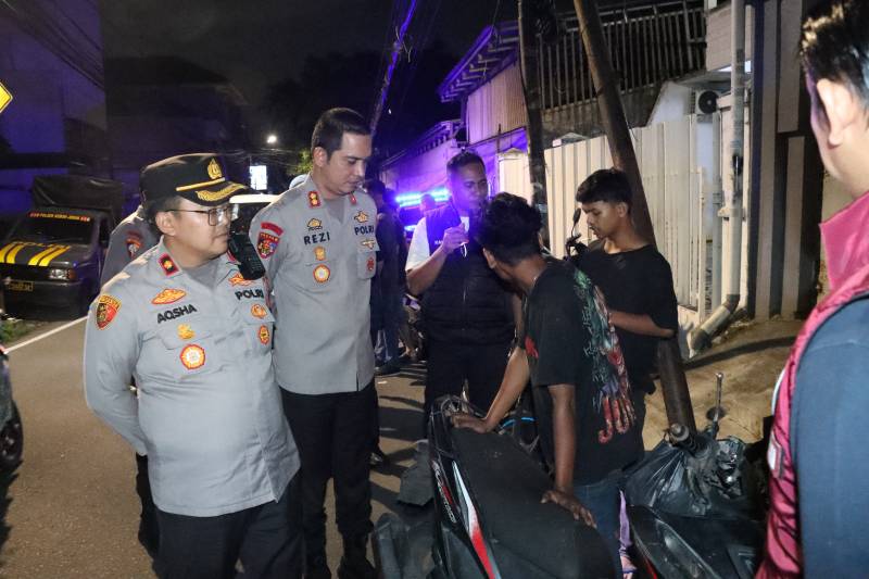 Waka polres Jakbar Pimpin Patroli Mobile dan Razia Kejahatan Jalanan Dini Hari