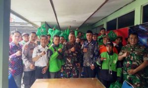 Danramil Mayor Inf Zein NR.Gelar Baksos Dan Komsos Bersama Komunitas Ojol Dan Tukang Ojek Binaan Koramil 01/Teluknaga