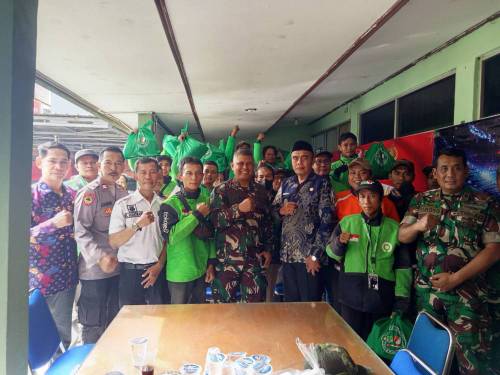 Danramil Mayor Inf Zein NR.Gelar Baksos Dan Komsos Bersama Komunitas Ojol Dan Tukang Ojek Binaan Koramil 01/Teluknaga