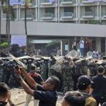 Eksekusi Hotel Sultan Ricuh, Masa Melempari Aparat Dengan Batu