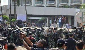 eksekusi-hotel-sultan-ricuh-taufiqdetikcom-1781752381031_43_1781759406251 Eksekusi Hotel Sultan Ricuh, Masa Melempari Aparat Dengan Batu
