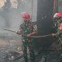 Bukan saja Membantu Memadamkan Api Akibat Kebakaran, Tapi Juga Kebakaran TPS jati Waringin TNI Koramil 01 Teluknaga Kodim 0510/Tigaraksa Hadir Untuk Membantu