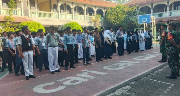 Babinsa Koramil 01/Tgr Bekali 425 Siswa Baru SMKS Yupentek 1 dengan PBB dan Wawasan Kebangsaan