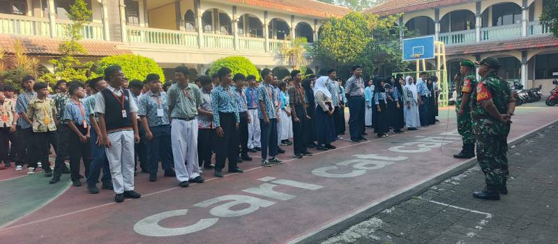 IMG-20260716-WA0008_1784176024493 Babinsa Koramil 01/Tgr Bekali 425 Siswa Baru SMKS Yupentek 1 dengan PBB dan Wawasan Kebangsaan