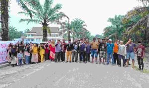Masyarakat Eks Peladangan dan FM Dusun 02 Desa Senama Nenek Pasang Kain Kafan : Signal Kematian Keadilan dan Penolakan Proses Izin HGU PTPN IV Regional III Masyarakat Eks Peladangan dan FM Dusun 02 Desa Senama Nenek Pasang Kain Kafan : Signal Kematian Keadilan dan Penolakan Proses Izin HGU PTPN IV Regional III