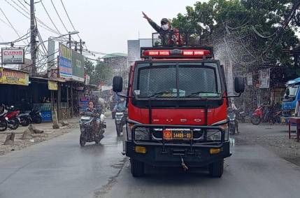 Koramil 01/ Teluknaga Kerahkan Water Tank Lakukan Penyemprotan Dan Pembersihan Dampak Abu Vulkanik Pasca Eropsi Anak Krakatau