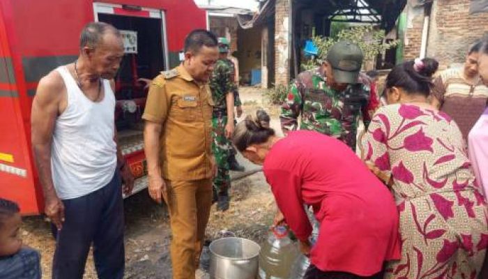 Dampak Kemarau Panjang Koramil 01/Teluknaga Kodim 0510/ Tigaraksa Suplai Air Bersih Di Dua Desa